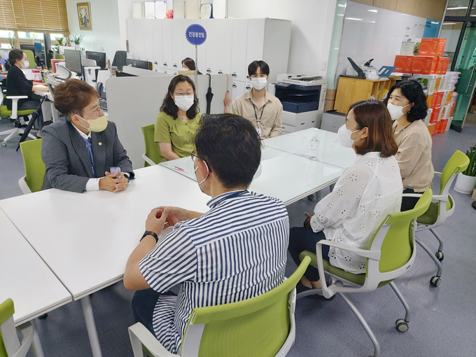 송미희 시흥시의회 의장이 19개 동 행정복지센터, 보건소, 복지관 등을 방문해 현장 목소리를 청취하는 등 소통의정을 펼쳤다.(사진=시흥시의회 제공)