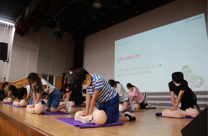 지난 8일부터 경기도청소년수련원에서 도내 초등학생 300여명을 대상으로 진행중인 ’2022년도 청소년스포츠안전교실‘에서 학생들이 심폐소생술을 배우고 있다. (사진=경기도체육회 제공)