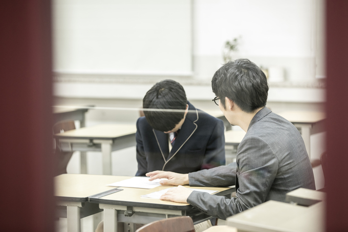  교사가 학생의 문제사항을 지도하고 있다. (사진=이미지투데이 제공)