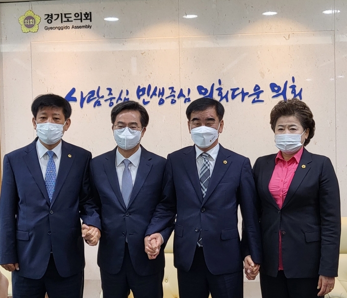 제11대 경기도의회 원 구성이 가까스로 이뤄진 가운데 김동연 경기도지사는 의장으로 선출된 염종현(부천1·민주) 의원과 부의장으로 선출된 남경순(수원1‧국힘), 김판수(군포4‧민주) 의원을 만나 축하 인사를 건넸다. (사진=김혜진 기자)
