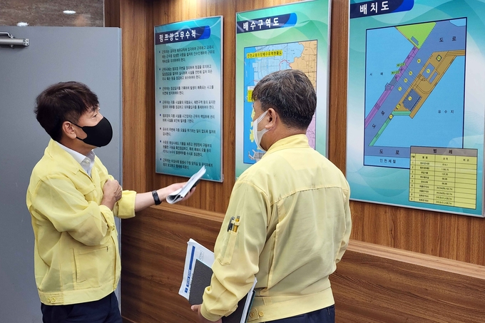 고창식 인천 동구 부구청장이 방재시설에 대한 안전 점검을 하고 있다. ( 사진 = 동구 제공 )