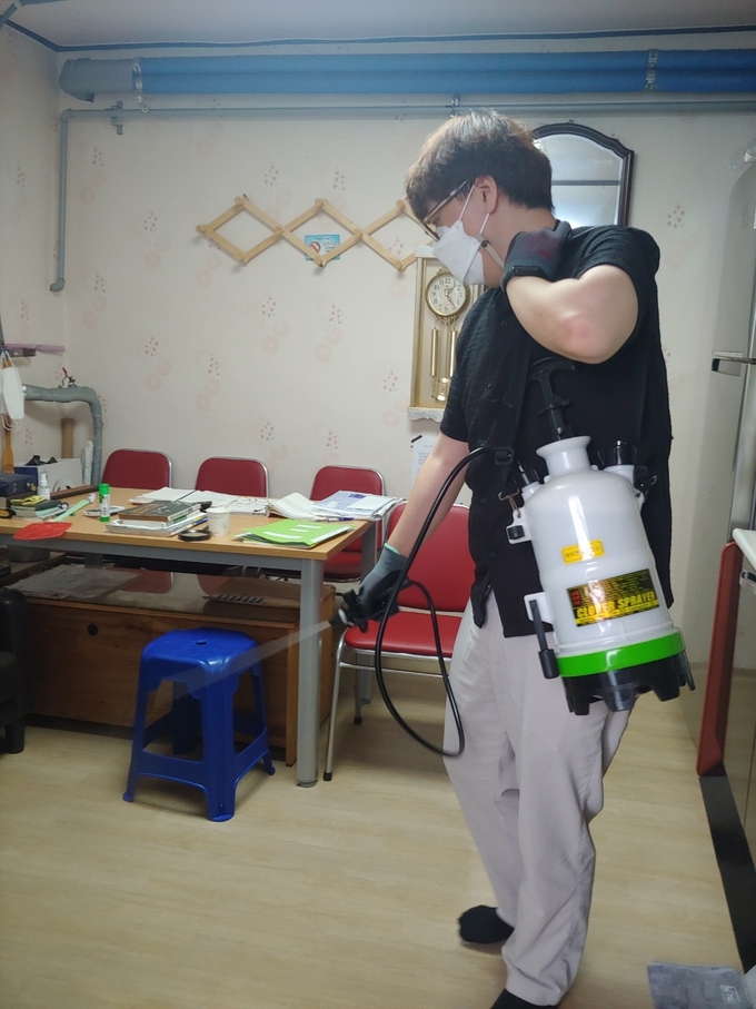 동두천시 생연1동행정복지센터가 관내 경로당에 대한 방역·소독을 시행했다.(사진=동두천시 제공)