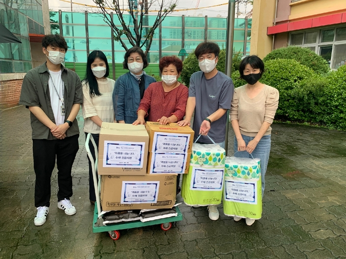 하남시종합사회복지관 직원들이 수해 입은 ‘소망의 집’에 긴급구호 물품 전달하고 있다.(사진=하남시 제공)
