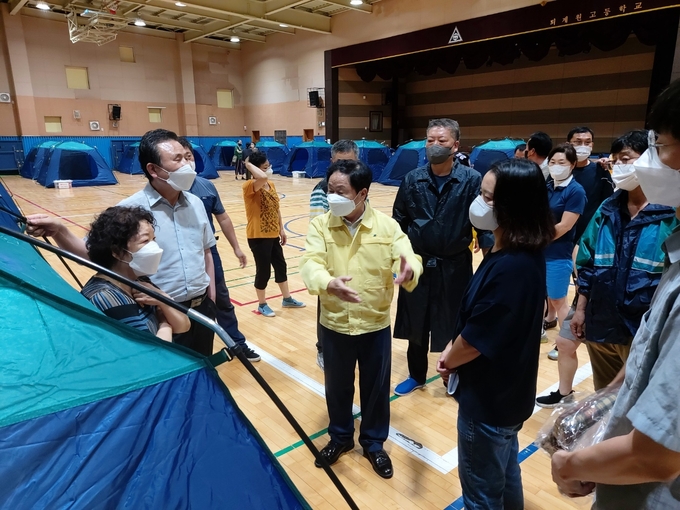 주광덕 남양주시장은 9일 밤 이재민 임시대피소인 퇴계원고등학교 체육관을 방문해 주민들을 위로하고 있다.(사진=남양주시 제공)