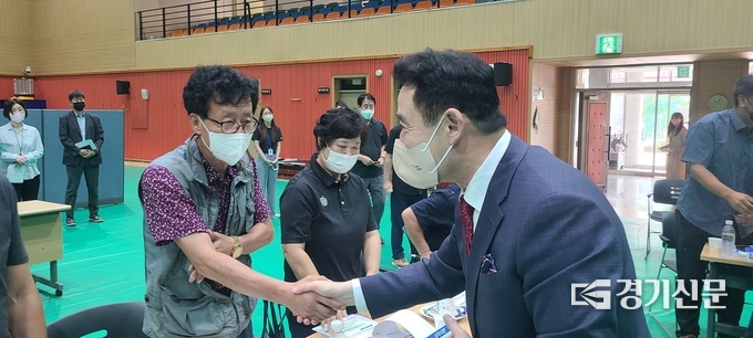 백영현 포천시장이 입장하면서 참석한 주민 모두와 악수를 하였다. (사진=문석완 기자)