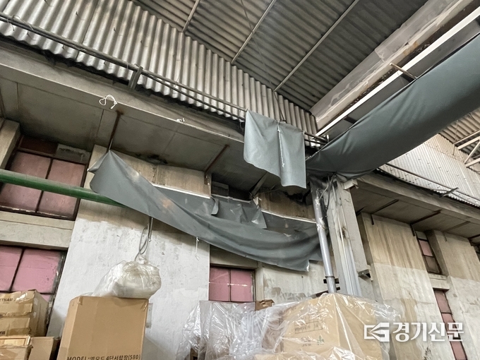 창고 천장에 빗물을 막기 위해 설치한 천막이 지난 8일부터 이어진 폭우로 빗물의 무게를 견디지 못하고 찢어져 있다. ( 사진 = 조경욱 기자 )