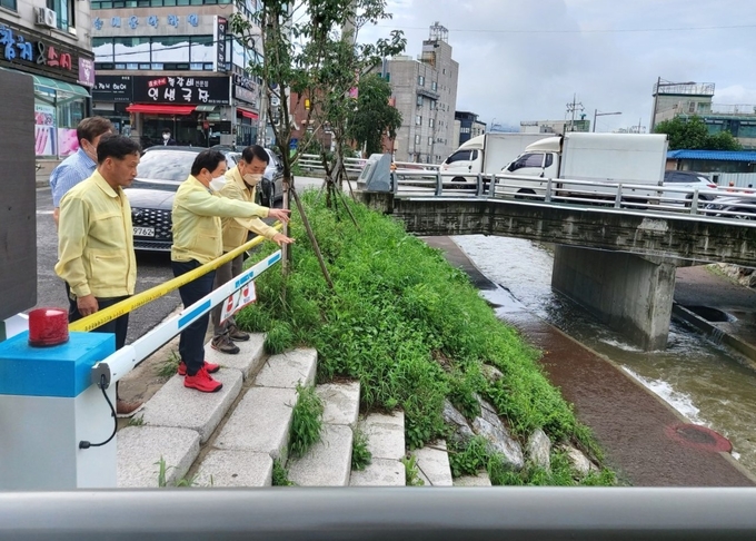 주광덕 남양주시장(사진 가운데)은 10일 오전 7:50 지난 9일 밤 실종된 청소년 A군이 사고를 당한 화도읍 마석우 2교를 찾아 돌아보며 실종자 수색에 최선을 다해줄 것을 당부했다.(사진=남양주시 제공)
