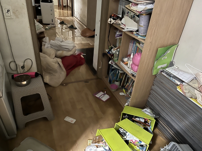 지난 8일 폭우로 집 안으로 비가 들어와 이불 등이 다 젖어 있다. ( 사진 = 김샛별 기자 )