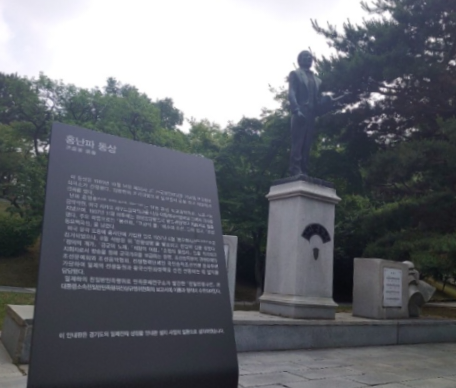 경기도 수원시에 위치한 홍난파 동상 옆에 일제잔재임을 알리는 안내판이 설치돼있다. (사진=인터넷 캡쳐)