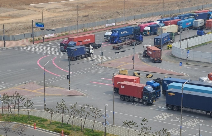 차량운전자, 화물연대 등의 인천신항 인천신항대로 혼잡도 개선요청에 따라 신호체계 개편과 유턴구역 신설, 좌회전 차선 확장공사를 마친 모습. ( 사진 = 인천항만공사 제공 )