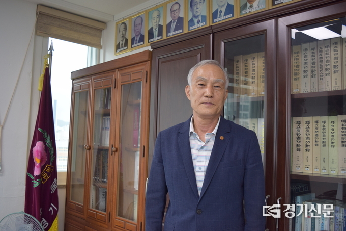 독립유공자 공훈록을 통해 부친 황계주 선생을 설명하는 황의형 광복회 경기도지부장. (사진=임석규 기자)