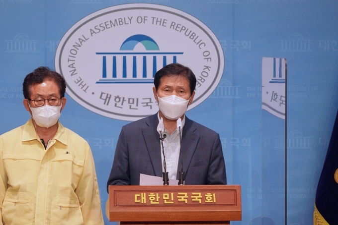 이학영 의원이, ‘폭우 및 침수 피해 지역에 대한 지원과 안전대책 마련 촉구’ 기자회견을 하고 있다.
