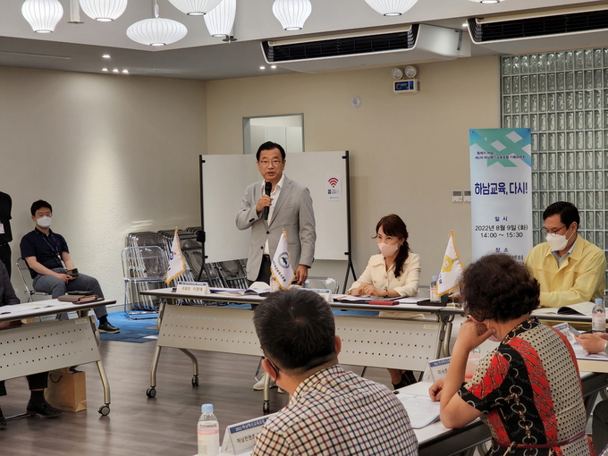이현재 시장은 청소년들의 다양한 진로체험을 제공하기 위해 대학캠퍼스와 우수기업을 방문하는 청소년 맞춤형 체험 프로그램을 신설하겠다고 약속하고 있다.(사진=하남시 제공 )