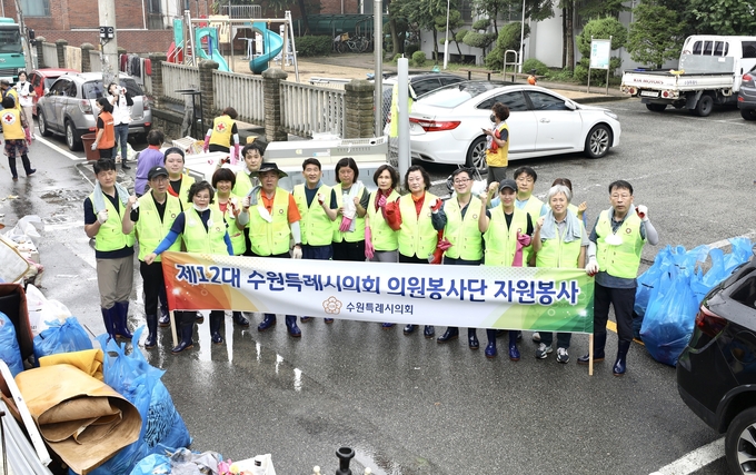 수원특례시의회 의원봉사단. (사진=수원특례시의회 제공)
