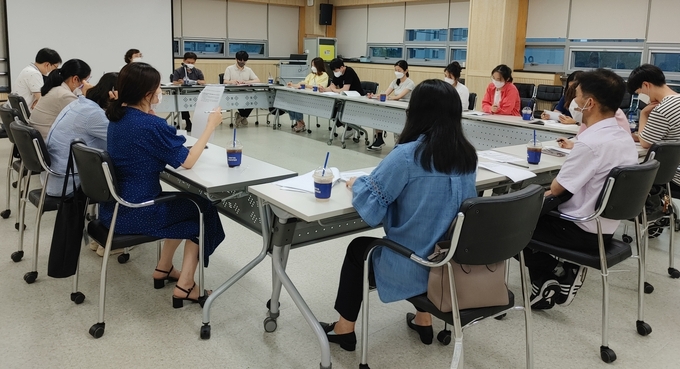 계양구와 한국사회보장정보원 관계자들이 지난 9일 ‘e아동행복지원사업’ 간담회에서 개선 사항 등을 논의하고 있다. ( 사진 = 계양구 제공 )