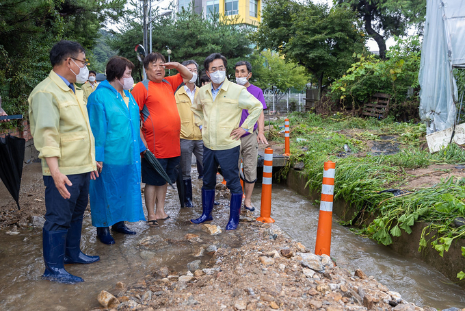 지난 9일 오후 김동연 경기도지사가 경기도 용인시 고기동 침수 현장을 방문해 피해상황을 점검하고 있다. (사진=경기도 제공)