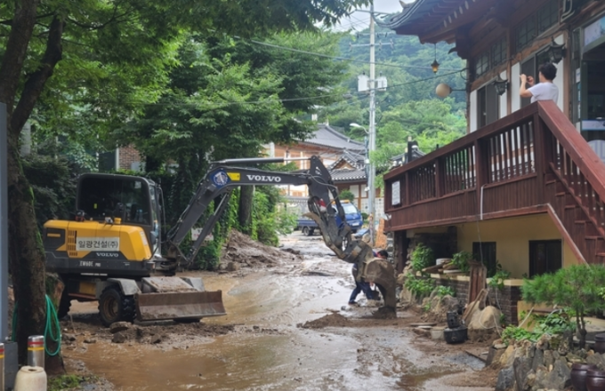 지난 10일 성남 남한산성면 산성리 주민들이 수해로 침수된 마을을 복구하고 있다. (사진=임석규 기자)