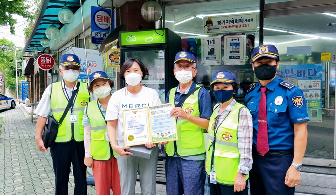 구리경찰서는 지난 10일부터 일주일간 관내 아동안전지킴이집 36곳을 대상으로 위촉장을 수여하고 간담회를 실시하고 있다.(사진=구리경찰서 제공) 