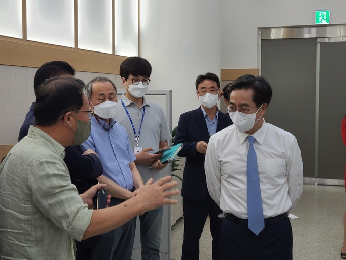 김동연 경기도지사가 11일 오후 경기도청 기자실에서 기자들과 대화하고 있다. (사진=김기웅 기자)