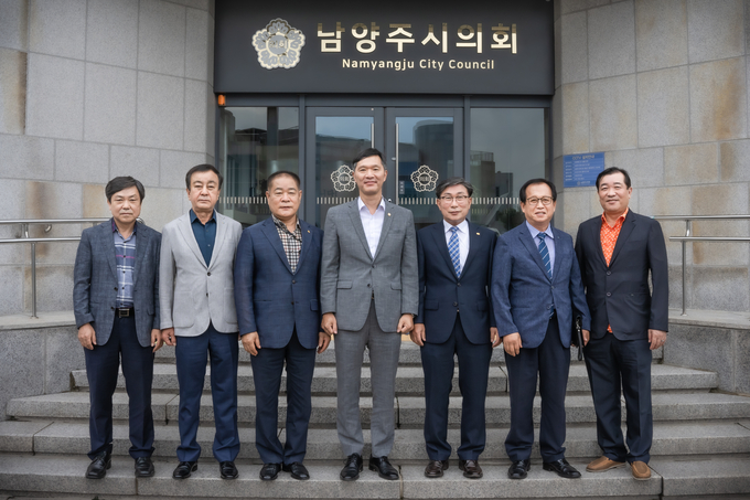 남양주시의회 김현택 의장이 11일 경기동부상공회의소 문한경 회장과 임원진이 참석한 가운데 시의회 의장실에서 간담회를 가졌다.(사진=남양주시의회 제공)