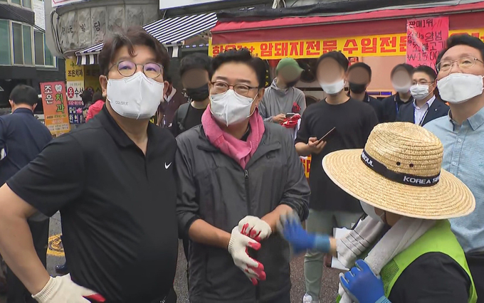 국민의힘 김성원 의원(가운데)이 11일 수해 복구 자원봉사를 위해 당 지도부와 찾은 동작구 사당동에서 권성동 원내대표, 임이자 의원 등과 대화하고 있다. 김 의원은 이 자리에서 "솔직히 비 좀 왔으면 좋겠다. 사진 잘 나오게"라고 발언했다가 문제가 되자 입장문을 내고 "엄중한 시기에 경솔하고 사려 깊지 못했다"며 "깊이 반성하며 사과드린다"고 밝혔다. (사진=연합뉴스TV 제공)