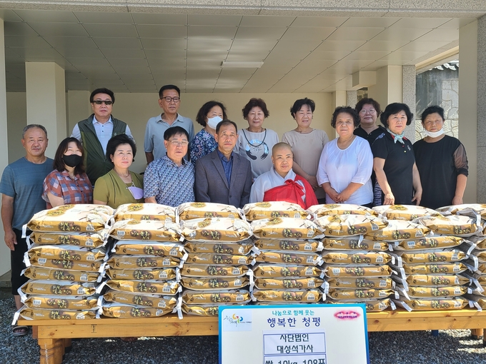 가평군 청평면 대성리에 위치한 (사) 대성 석가사 주지 성하스님과 불자들은 지난 11일 청편면에 백미 108포대 (10Kg) 370여만 원 상당을 기탁했다.(사진=석가사 제공)