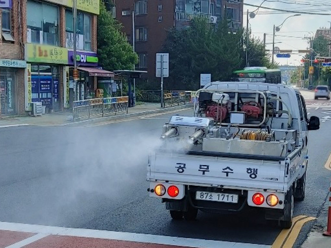 계양구보건소가 지난 10일 침수도로에 긴급 방역을 하고 있다. ( 사진 = 계양구 제공 )