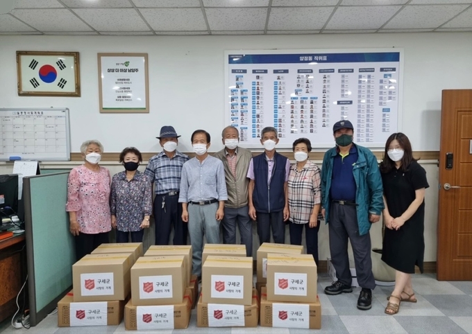 구세군 남양주교회는 지난 11일 양정동 경로당 8곳에 말복 맞이 여름보양 삼계탕 200개를 전달했다.(사진=남양주시 제공)