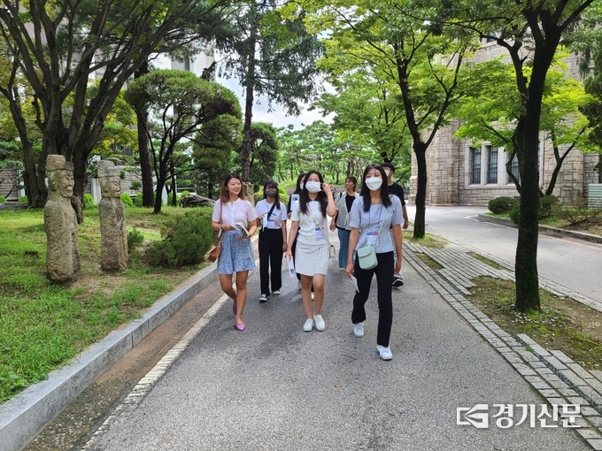 포천시 학생들이 고려대학교 교정을 걷고 있다. (사진=포천시 제공)