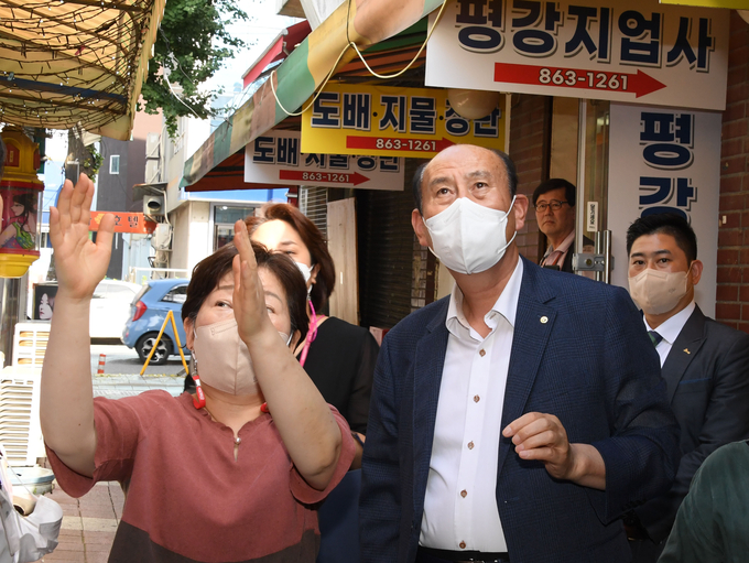박형덕 동두천시장이 중앙시장을 방문해 현장의 목소리를 청취하는 시간을 가졌다.(사진=동두천시 제공)