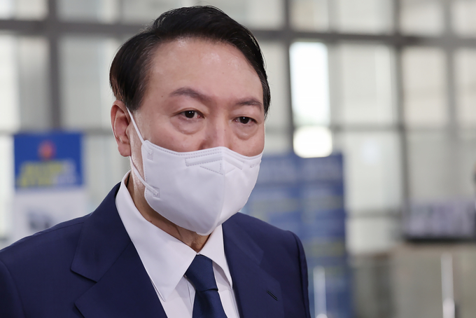 윤석열 대통령이 12일 오전 서울 용산 대통령실 청사로 출근, 취재진 앞에서 현안에 대해 발언하고 있다. (사진=연합뉴스)