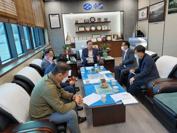 김정화 조합 이사장이 경남 남해군 수협 관계자들과 수산물 직거래 협약에 앞서 대화를 나누고 있다. ( 사진 = 인천수산물유통업협동조합 제공 )