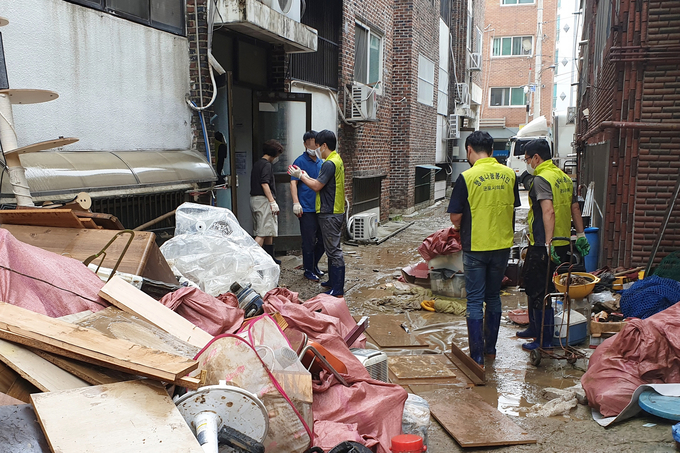 지난 10일 수해 복구 지원활동에 참여한 군포시의회 의회사무과 직원들.(사진=군포시의회 제공)
