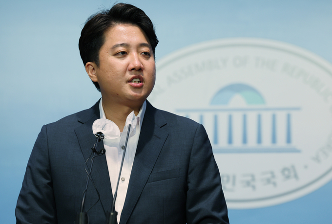 국민의힘 이준석 대표가 13일 오후 국회 소통관에서 기자회견을 열고 당 비상대책위원회 체제 전환에 대한 가처분 신청 등과 관련해 직접 입장을 밝히고 있다. (사진=연합뉴스)