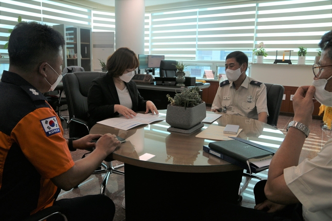 용인소방서는 지난 12일 경기도의회 안전행정위원회 위원인 전자영 의원이 집중호우에 대응한 소방공무원 격려 및 소통을 위해 방문했다고 15일 밝혔다.