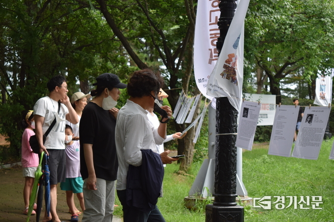 14일 경기아트센터 야외공연장에 마련된 제10차 세계 일본군 위안부 피해자 기림일 행사부스 중 친일인물 전시전을 보는 시민들. (사진=임석규 기자)