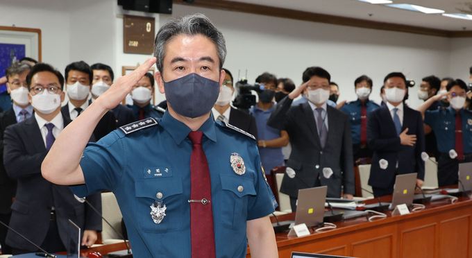 윤희근 신임 경찰청장이 11일 오전 서울 서대문구 경찰청에서 열린 전국 경찰 화상회의에 참석해 국기에 대한 경례를 하고 있다. (사진=공동취재/연합뉴스)