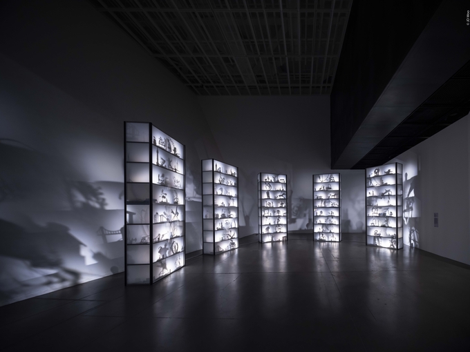 뮌, '오디토리움(템플릿 A-Z)', 2014, 책장형태 캐비닛, 오브제, 모터, LED조명, 300x120x40cm. 수원시립미술관 소장. (사진=수원시립미술관 제공)