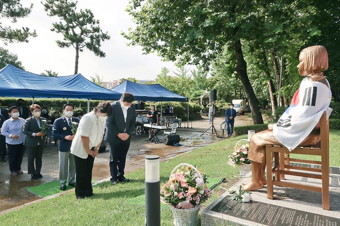  임병택 시흥시장은 일본군 위안부 피해자 ‘기림의 날’을 맞아 지난 12일 정왕동 옥구공원 시흥평화의 소녀상 앞에서 ‘시흥 평화의 소녀상’ 건립 6주년 기념식이 열렸다.(사진=시흥시 제공)