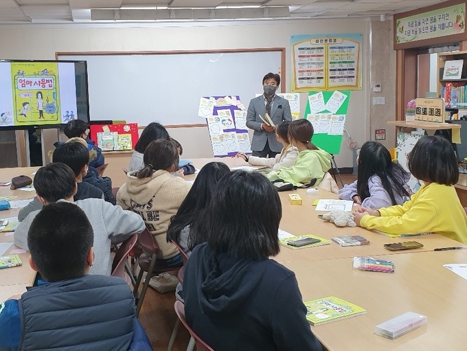  ‘엄마 사용법’ 저자 김성진 작가가 화성화산초등학교에서 가족의 의미에 대해 강의하고 있다. (사진=화성화산초등학교 제공)