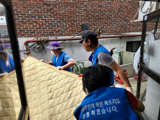 더불어민주당 수원시갑지역위원장인 김승원 국회의원과 청년위원들이 지난 13일 수원시 장안구 정자2동 침수피해 지역을 찾아 수해복구 봉사활동을 펼쳤다. (사진=김승원 의원실 제공)