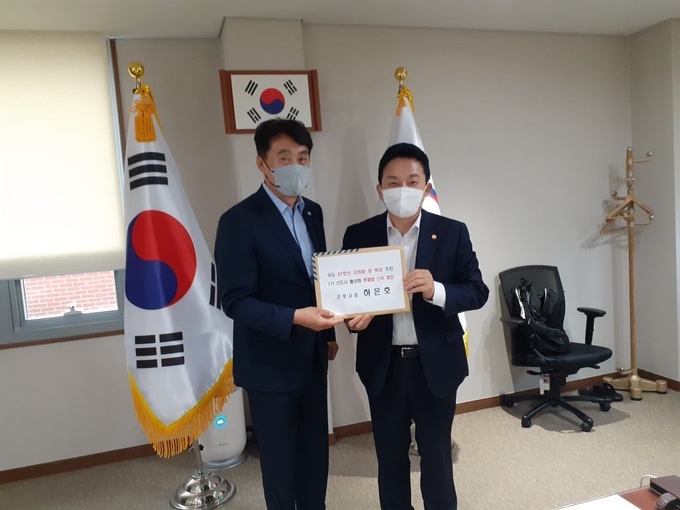 하은호 군포시장(사진 왼쪽)이 지난 10일 국토교통부를 방문해 1기 신도시 활성화를 위한 특별법 신속 제정 등 10건을 건의했다.(사진=군포시 제공)