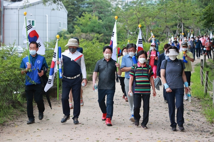 한국자유총연맹 남양주시지회가 제77주년 광복절을 축하해 개최한 '평화통일 기원 시민걷기대회가' 15일 700여 명의 시민들이 참여한 가운데 성황리에 열렸다.(사진=남양주시 제공)