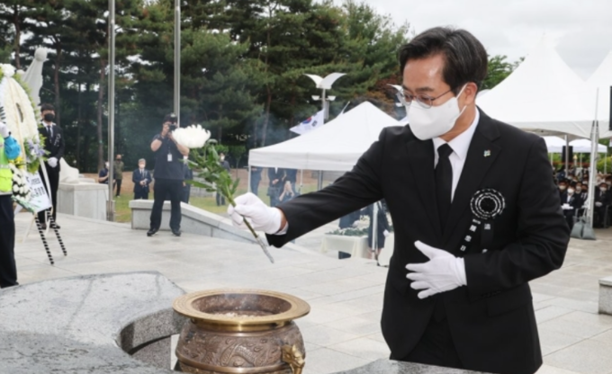 김동연 경기도지사가 지난 6월6일 수원시 팔달구 수원현충탑에서 열린 ‘제67회 현충일 추념식’에서 헌화했다. (사진=연합뉴스 제공)