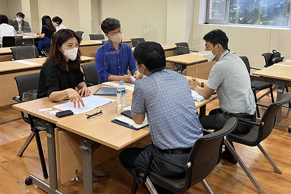 지난 11일 시 관계자들이 지방투자사업관리센터 전문가들과 ‘2022년 찾아가는 투자사업 상담’을 진행하고 있다. ( 사진 = 인천시 제공 ) 