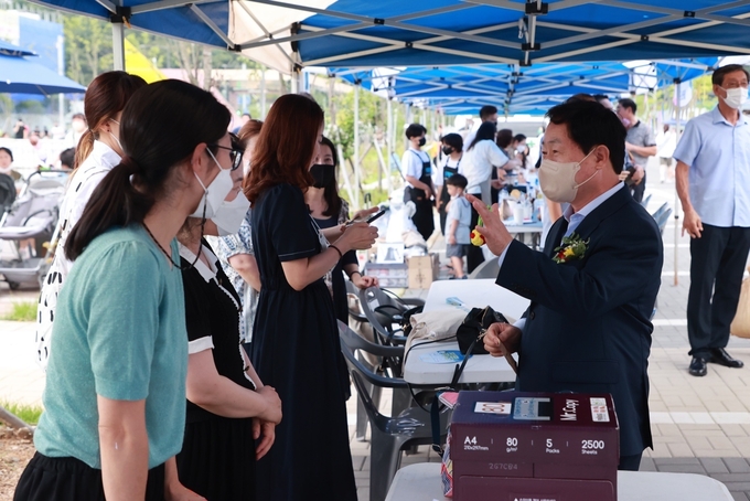 남양주시 오남읍 주민자치위원회가 지난 3월의 오남역 개통 기념해 마련한 한마당 대축제가 14일 오남역 광장에서 성황리에 열렸다.(사진=남양주시 제공)
