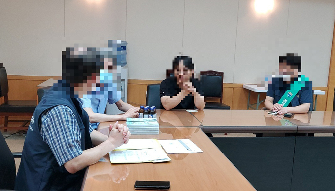 경기도 공정특별사법경찰단 전담 수사관들이 '찾아가는 불법사금융 피해상담소'를 운영하며 불법사금융을 피해를 입은 업체 관계자와 상담을 진행하고 있다. (사진=경기도 특사경 제공)