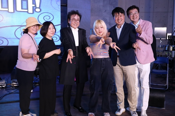 지난 12일 인천 서구 청라호수공원 야외음악당에서 열린 '수해복구를 위한 나눔 콘서트'에서 출연진들이 기념사진을 찍고 있다. ( 사진 = 손범규 스피치아카데미 제공 )