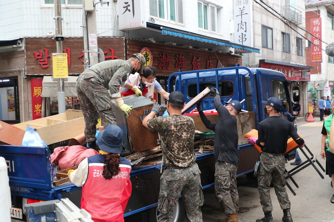 군장병과 자원봉사자들이 수해복구 작업을 하고 있다.