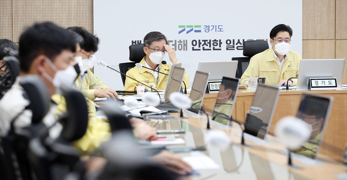 지난 12일 오전 경기도청 재난안전 영상회의실에 오병권 행정1부지사와 관련 실국장들이 참석한 가운데 국무총리 주재 집중호우 대처상황 점검 및 코로나19 중앙재난안전대책본부 (영상)회의가 열리고 있다. (사진=경기도 제공)